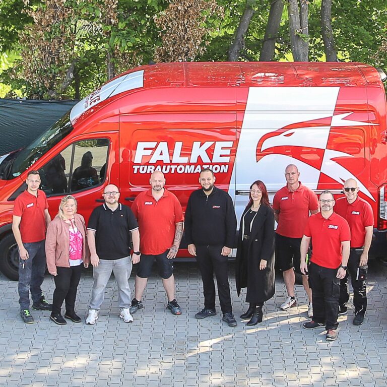 Team Falke Türautomation vor Firmentransporter