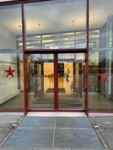 Nachher: Die neue automatische Schiebetüranlage, farblich an die bestehende Fassade angepasst.