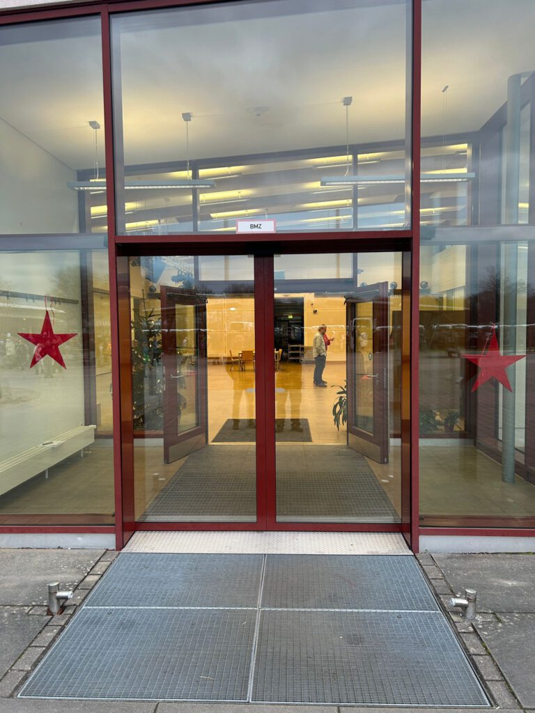 Nachher: Die neue automatische Schiebetüranlage, farblich an die bestehende Fassade angepasst.